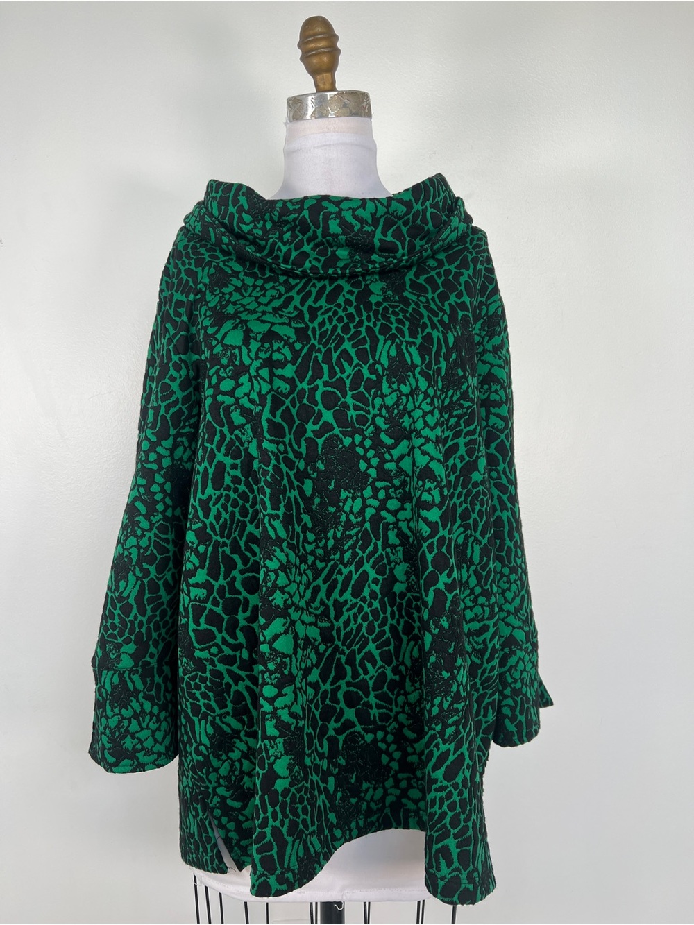 EUC! Ali Miles Black and Green Long Sleeve Top Size X-Large